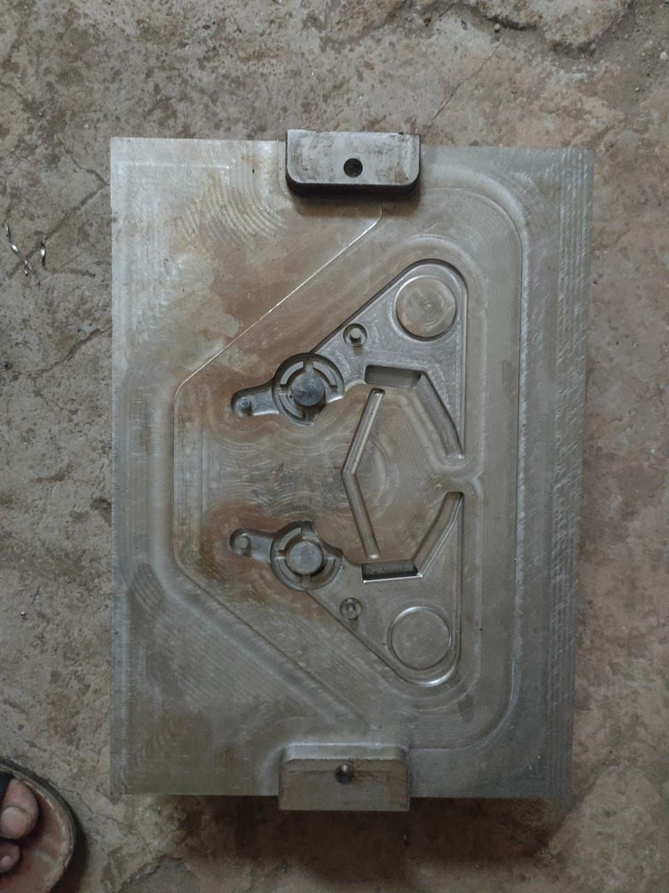 Plastic injection moulding double cavity mold design 